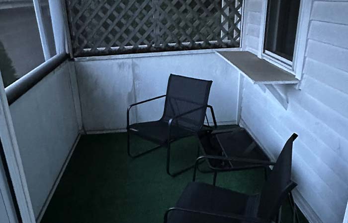 DON'S WELCOME INN exterior chairs