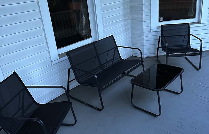 DON'S WELCOME INN exterior table